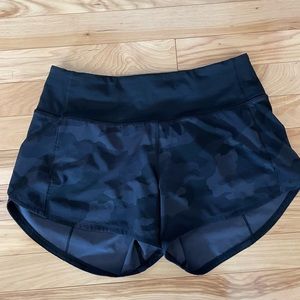Lululemon Speed Up short 4” size 4 Black camo
